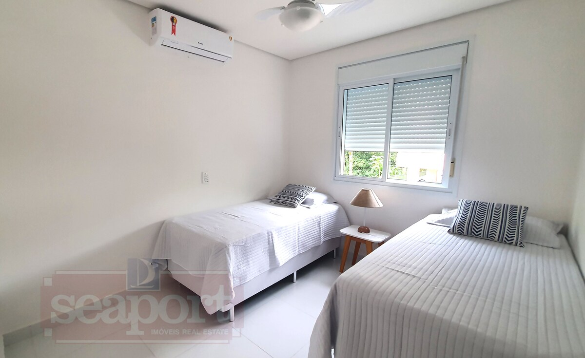 Chumba cha 2 kilicho na kiyoyozi, vitanda 2 vya sanduku ambavyo kwa pamoja huunda ukubwa wa malkia, feni na kitanda kidogo kwa ajili ya watoto.