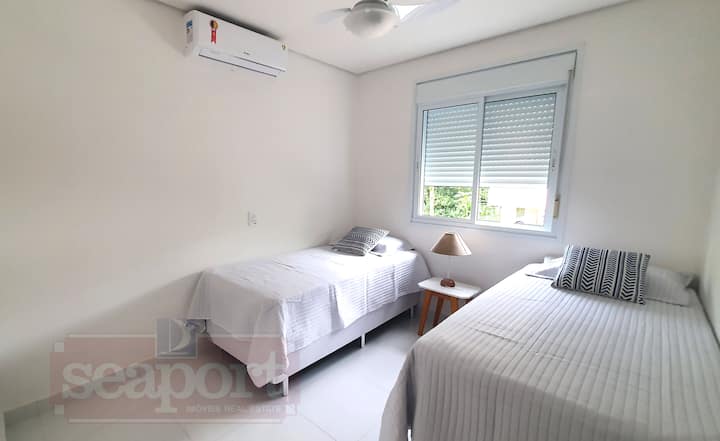 Suite 2 con aire acondicionado, 2 camas de caja que juntas forman una cama tamaño queen, ventilador y subbama para niños.