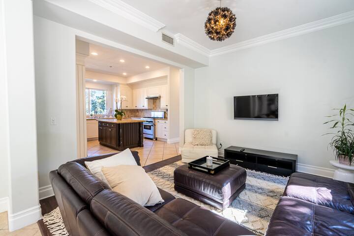 Mediterranean Oasis: Walk to Universal Studios! gallery image 4