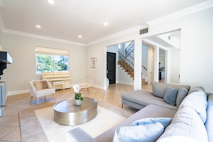 Mediterranean Oasis: Walk to Universal Studios! gallery image 3