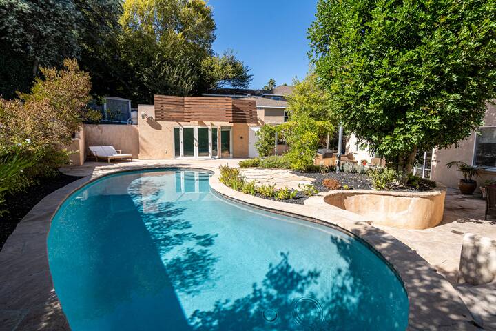 Mediterranean Oasis: Walk to Universal Studios!