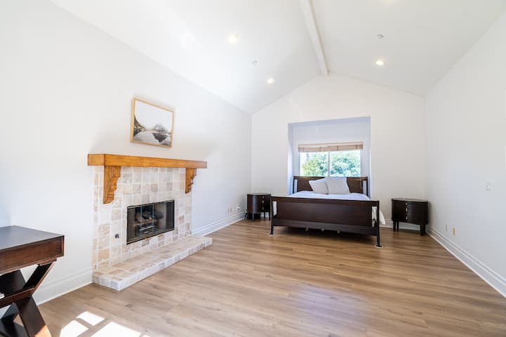 Основна спалня с работно пространство