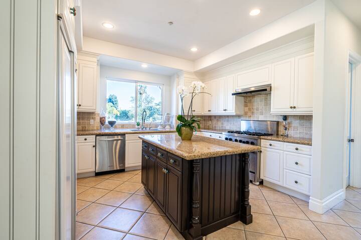 Mediterranean Oasis: Walk to Universal Studios! gallery image 5