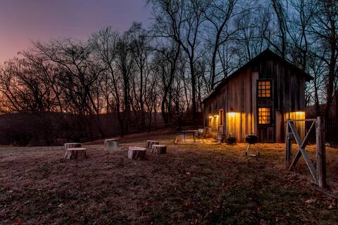 Serene Hideaway w/ Pool: Mim's Barn - Max 4 Adults