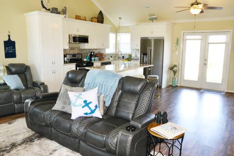 Calming Coastal Getaway - Family and Pet Friendly