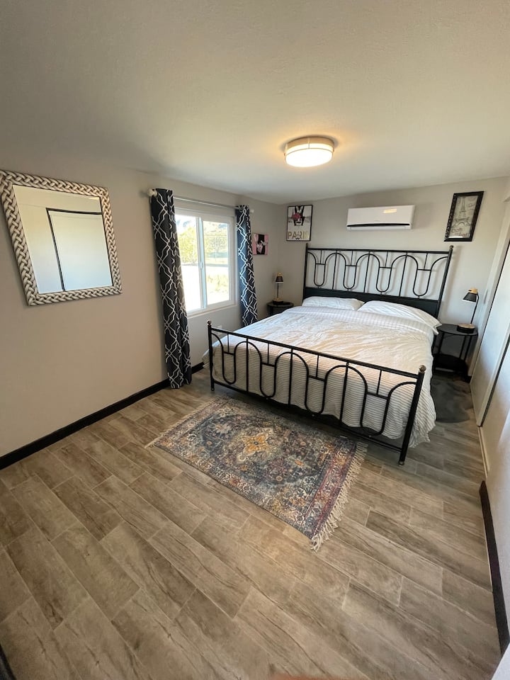 Dormitorio principal tamaño king de la casa, TV inteligente