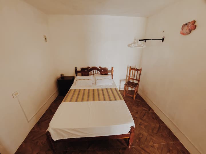Room Air (One full bed) / Cuarto Aire (Cama matrimonial)