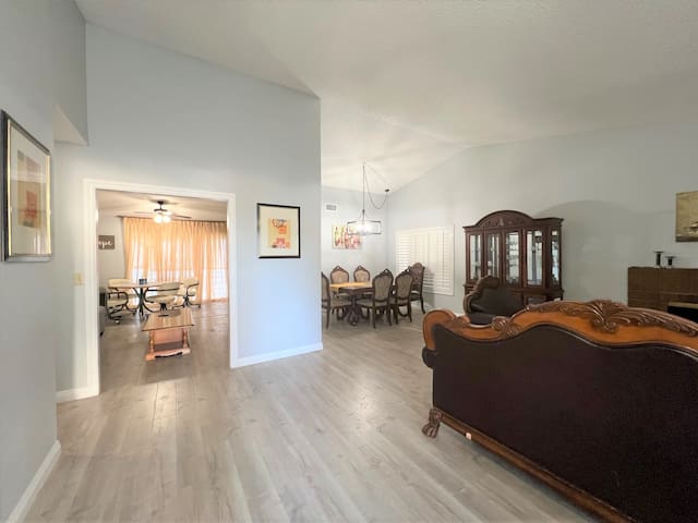 10 Mins to Strip – Cheerful 4 bedroom home W Pool