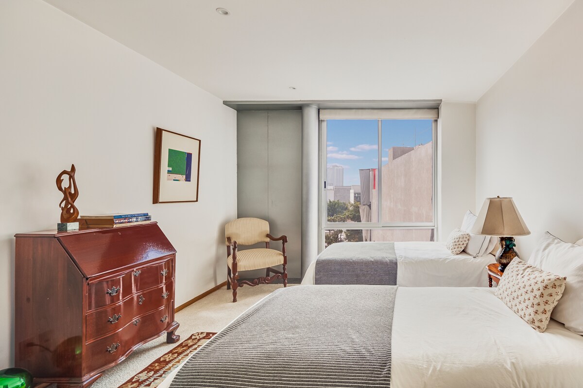 2号房位于一层。 
它有两张单人床、漂亮的光线、一间完整的浴室和步入式衣橱。 