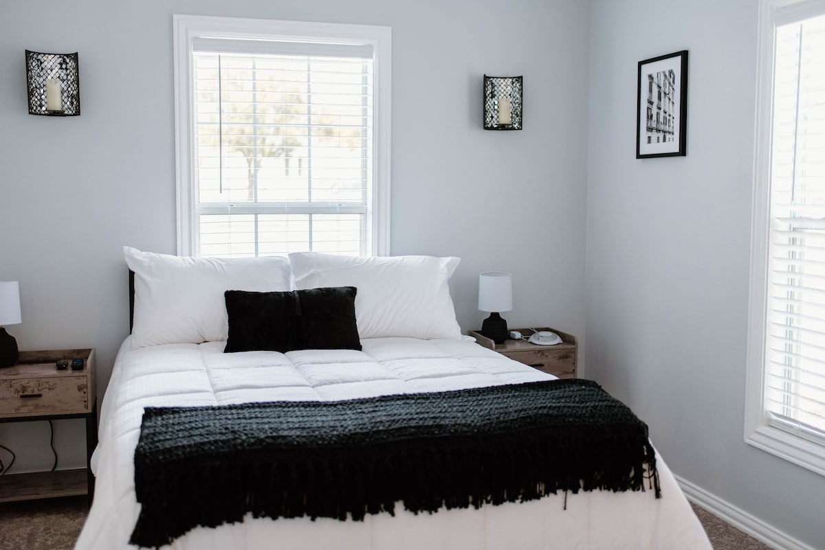 أسرّة هيليكس مريحة جدًا ، وملاءات عالية السلسلة في جميع الغرف.  2 كينج ، 1 ممتلئ. 