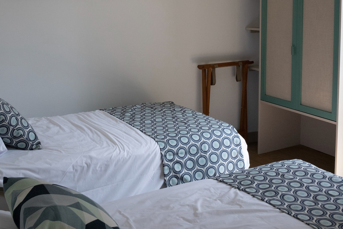 Მეორე საძინებელი (ორი ერთადგილიანი საწოლი ან ერთი საწოლი)