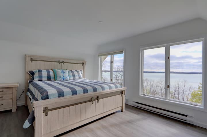 Cayuga Lakefront, 4KING beds, on the Wine trail, Private Dock, Firepit!