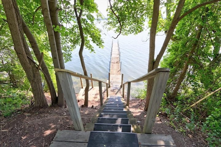 Cayuga Lakefront, 4KING beds, on the Wine trail, Private Dock, Firepit!