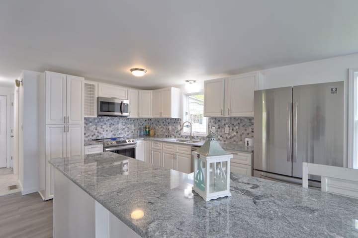 Cayuga Lakefront, 4KING beds, on the Wine trail, Private Dock, Firepit!