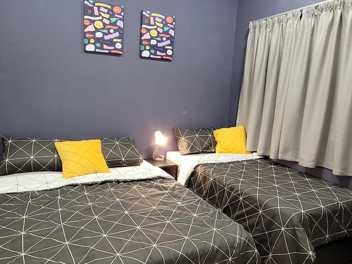 Втора спална соба, 1 брачен кревет (широк 150-179 см), 1 единечен кревет (широк 180-179