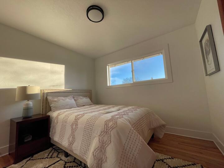 Warm And Welcoming Private Bedroom. - Salem, OR
