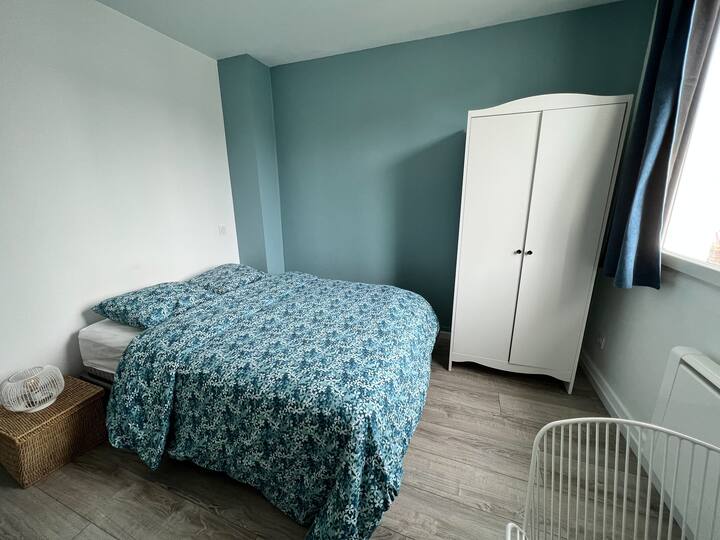 ห้องนอนที่ 2 มีตู้เสื้อผ้าโต๊ะทำงานพร้อมโคมไฟตั้งโต๊ะเก้าอี้ เครื่องนอนมีคุณภาพระดับโรงแรมเพื่อให้คุณได้พักผ่อนอย่างเต็มที่ ห้องนอนนี้มีม่านกันแสง