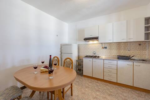 Top performing Airbnb: Mladen1 white1 directly at the beach in Metajna