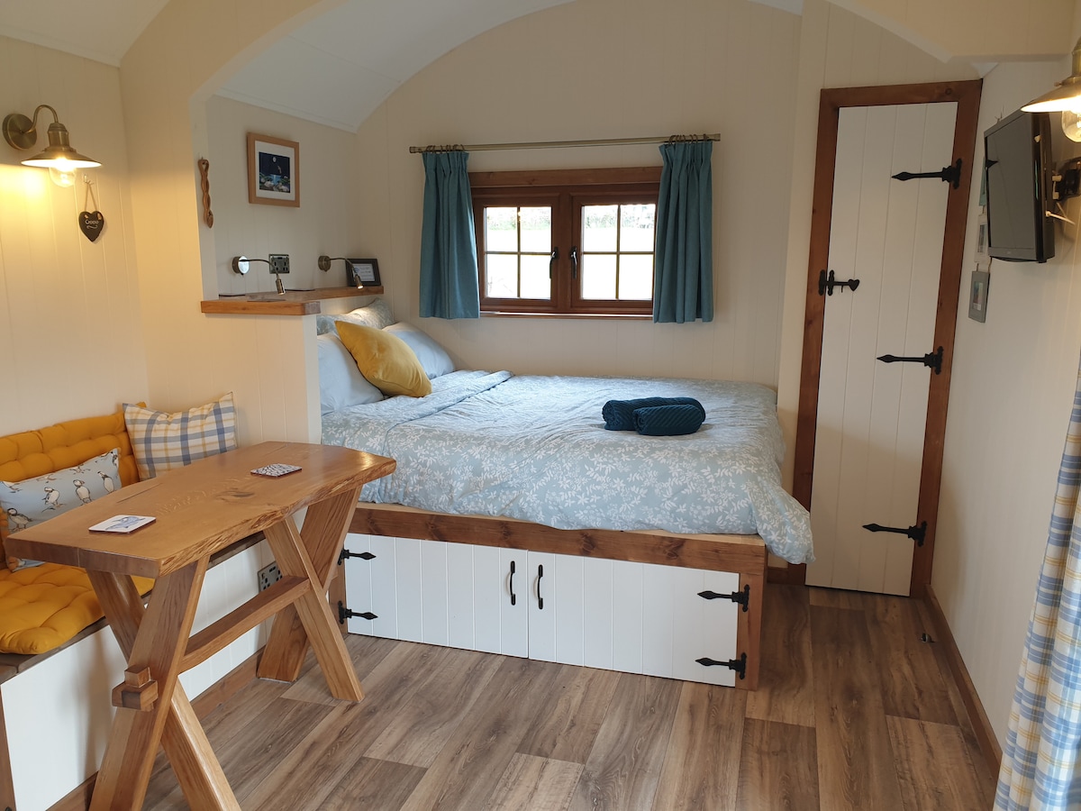 منطقة غرفة نوم واسعة، مع خزانة ملابس (مساحة معلقة ورف) ومخزن تحت السرير لحقائبك.