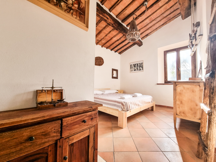 Изглед към кафява спалня
Двойно легло