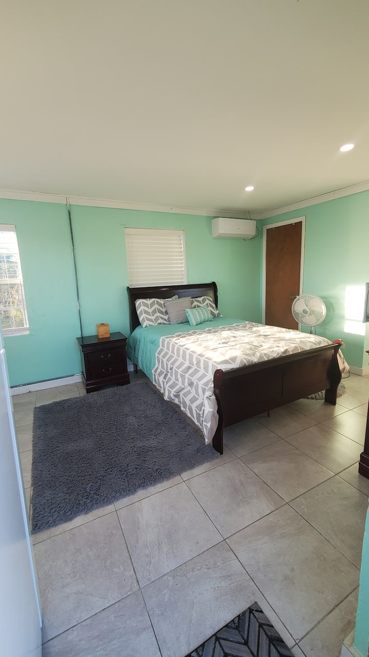 Pohodlná a čistá efektívnosť s jednou spálňou a plne vybavenou kuchyňou. 