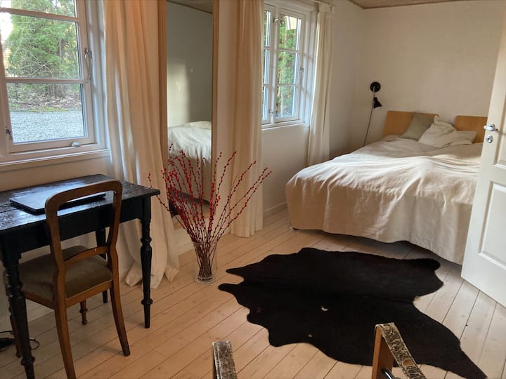 غرفة النوم الرئيسية مع طاولة عمل وخزانة