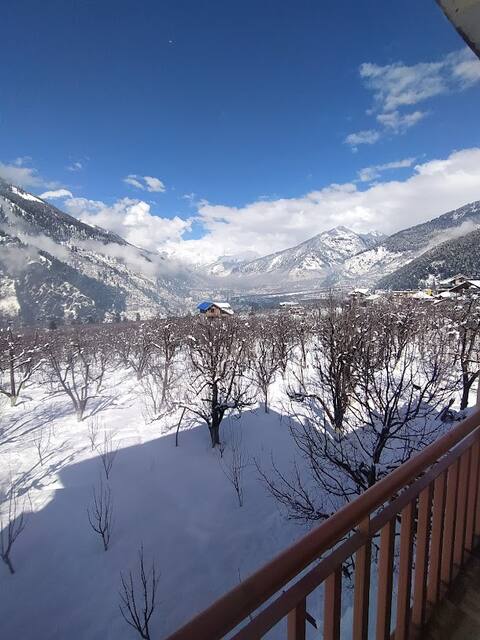 Private room for wfm in Manali with balcony