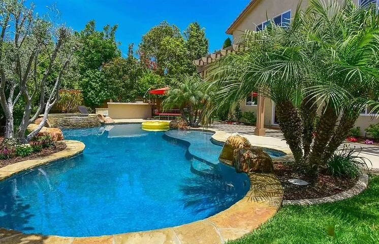 5 bdr home: heated pool/spa, outdoor bar & grill gallery image 4