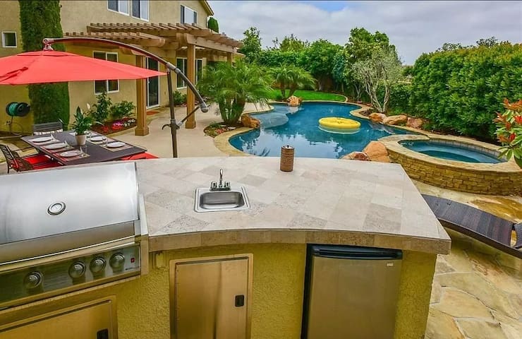 5 bdr home: heated pool/spa, outdoor bar & grill