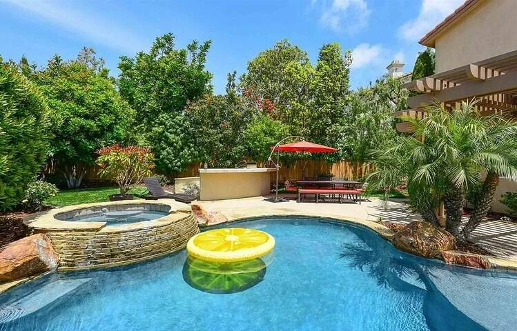 5 bdr home: heated pool/spa, outdoor bar & grill gallery image 3