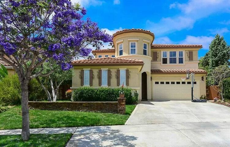 5 bdr home: heated pool/spa, outdoor bar & grill gallery image 2