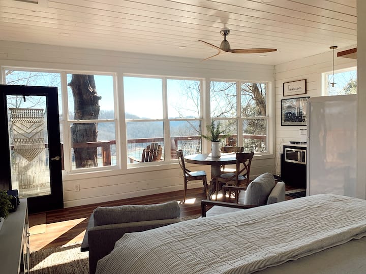 冬天的树屋可欣赏到中山湖（ Center Hill Lake ）的美景。
注意：窗户上没有窗帘，因此如果对早晨的光线敏感，请携带睡眠口罩。 