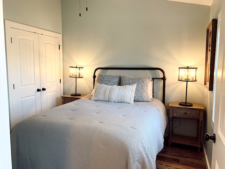 标准双人床卧室# 2