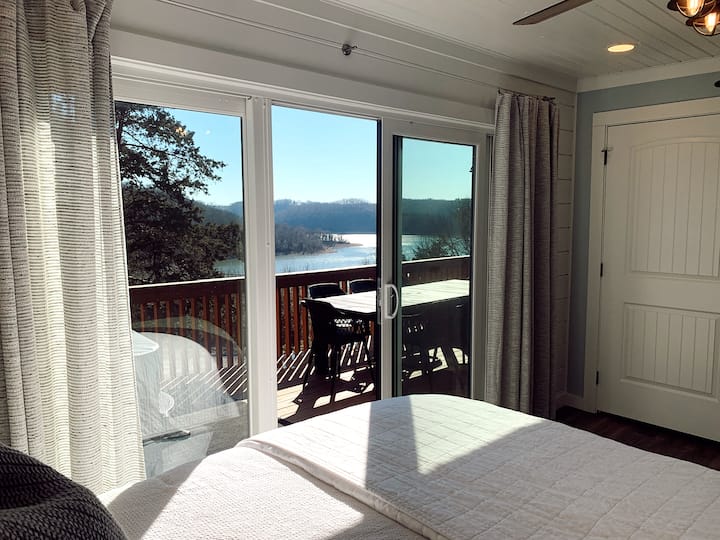 从加州加大双人床的主卧室欣赏晨景。