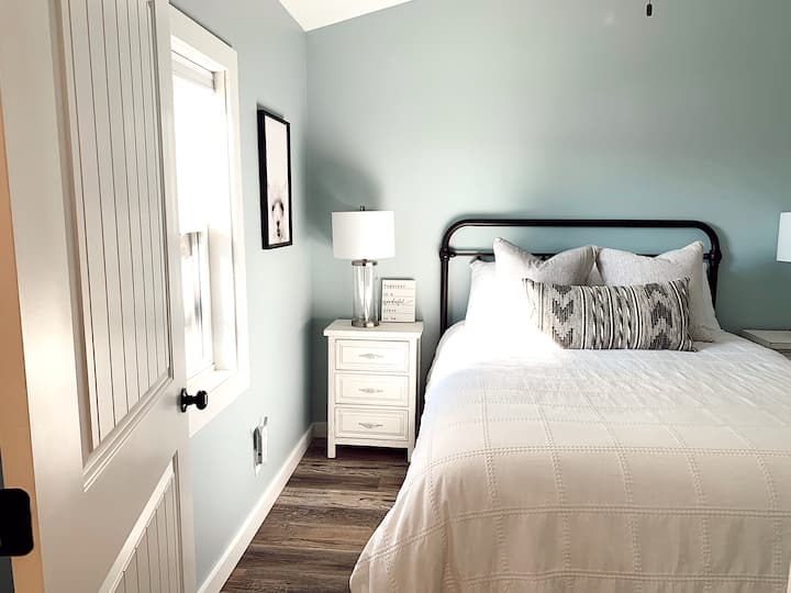 标准双人床卧室# 1