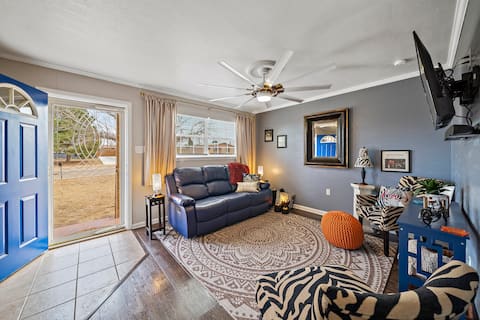 Let D's Cozy Cottage Provide a Comfortable Stay!