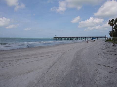 Beautiful Coastal Couples Get-Away 2 min to beach.