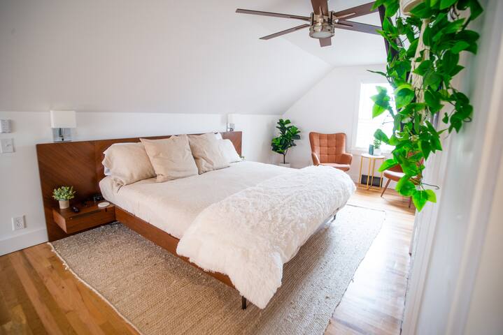 Quiet Clintonville Modern Charmer gallery image 4