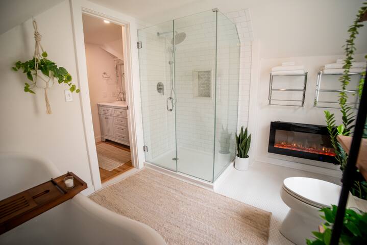 Quiet Clintonville Modern Charmer gallery image 3