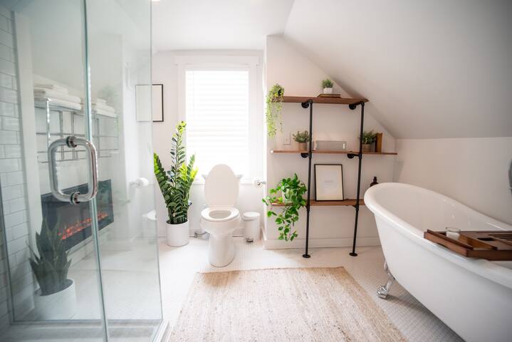 Quiet Clintonville Modern Charmer gallery image 2