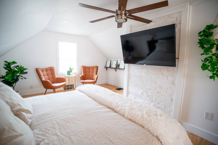 Quiet Clintonville Modern Charmer gallery image 5