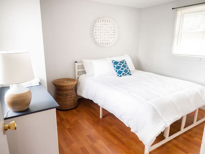 Спална соба 1 со брачен кревет (широк 150-179 см) и сосема нов (2022) душек од мемориска пена 