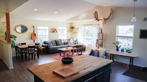 Top performing Airbnb: Beautiful Home in Center of Town-Near Everything! in Kenai Peninsula