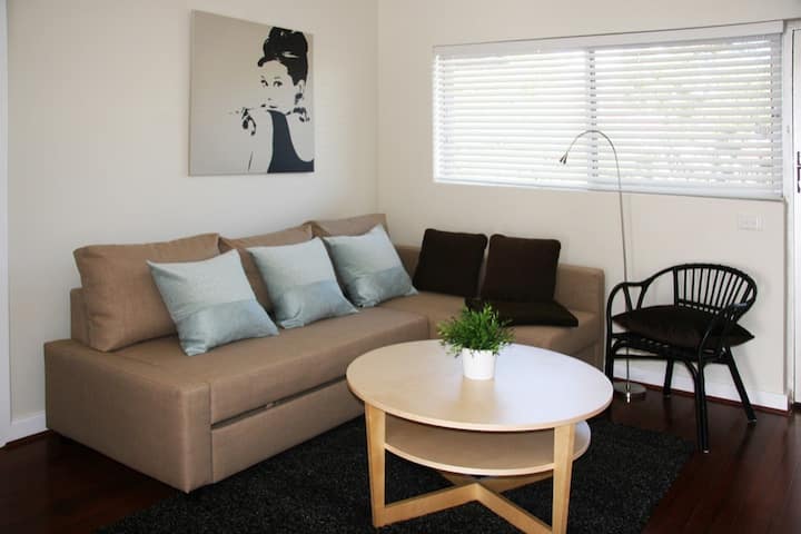 Lovely 1 Bedroom Unit With Parking For Small Car - Perth