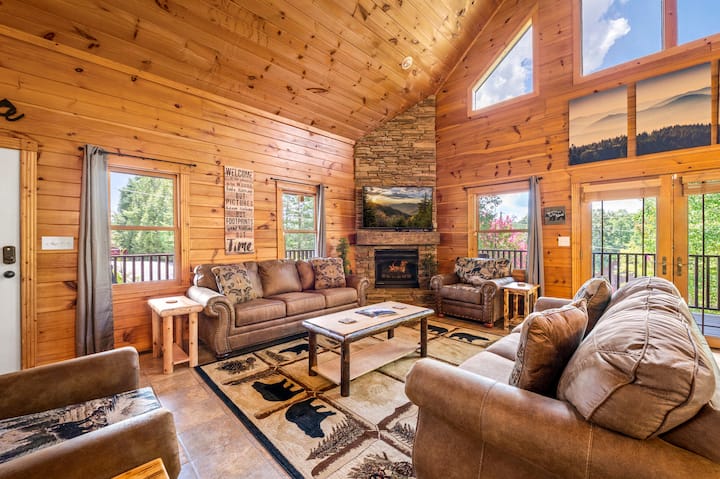 Theater*games*hot Tub + Fireplace*views* Sleeps 12 - Pigeon Forge, TN