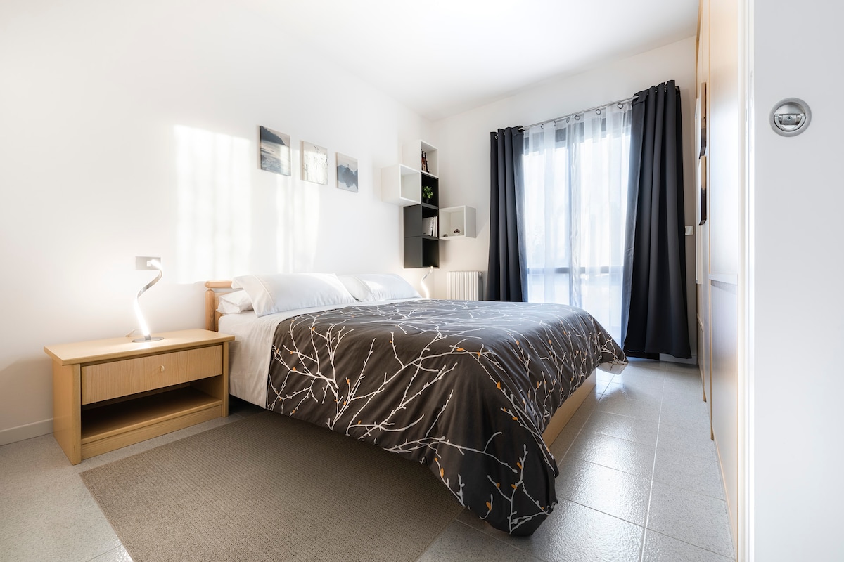 You'll sleep on an orthopedic memory foam, hypoallergenic, and thermoregulously mattress covered in a breathable, hypoallergenic, anti-dry, anti-mite mattress with hypoallergenic sheets and comforters. Floor on wooden slats for comfort.