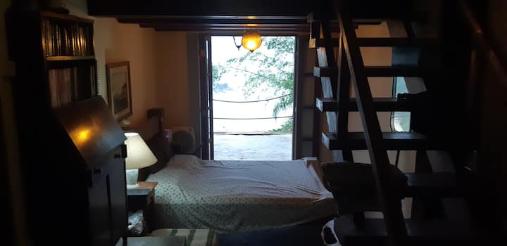 Vue sur la plage depuis l'intérieur de la suite.