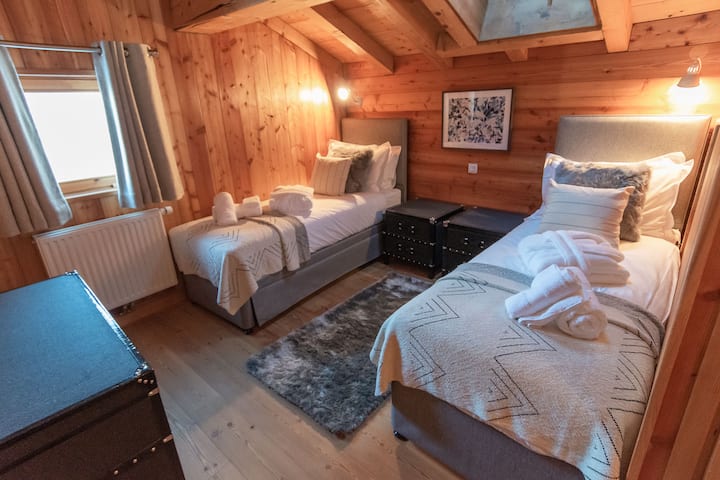 Spálňa na poschodí 3 s dvoma samostatnými lôžkami sa pripája k spálni 2 .