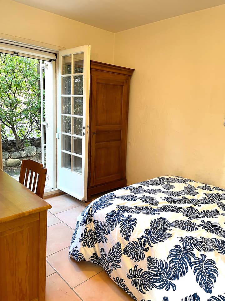 Chumba cha kulala na ofisi kwenye ghorofa ya chini