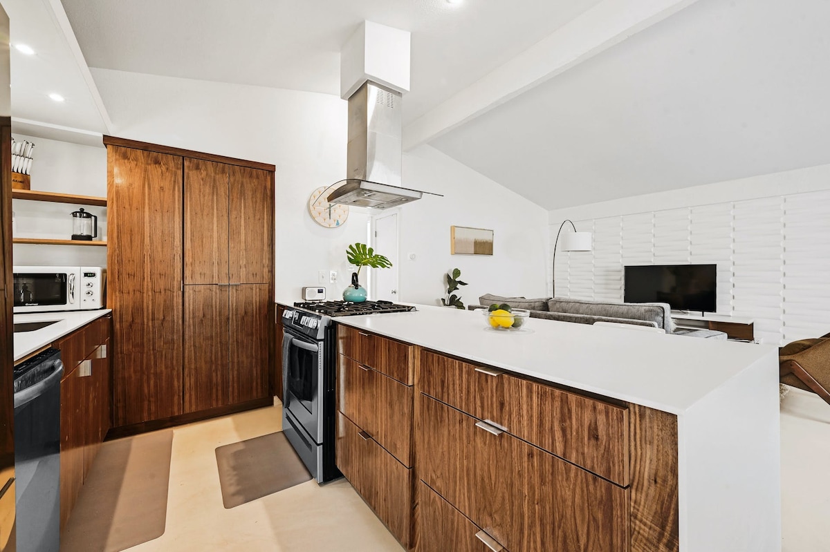 Modern Retreat / Free parking / close to DT & SoCo